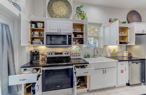 Crescent Beach Apartment | LUX Beach Studio|3-min to Beach