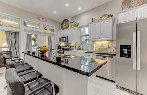 Crescent Beach Apartment | LUX Beach Studio|3-min to Beach