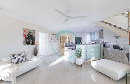 Woolner Apartment | Lux Beachfront PH~ Office ~ Pool ~ Skyline Views