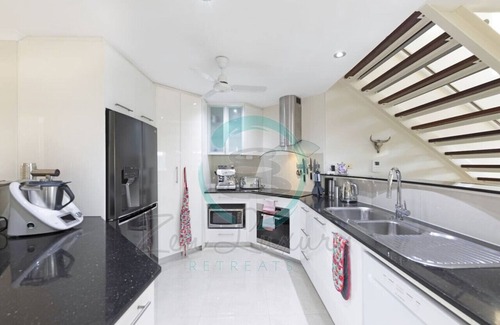 Woolner Apartment | Lux Beachfront PH~ Office ~ Pool ~ Skyline Views