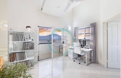 Woolner Apartment | Lux Beachfront PH~ Office ~ Pool ~ Skyline Views