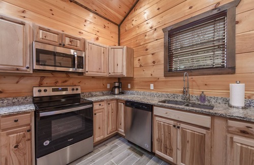 Gatlinburg - Pigeon Forge House | Lux cabin near strip 5 Bdrm + King & Hot Tub - 44