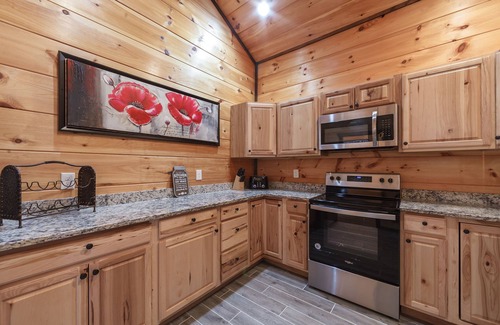 Gatlinburg - Pigeon Forge House | Lux cabin near strip 5 Bdrm + King & Hot Tub - 44