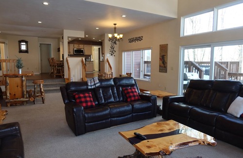 Hidden Valley House | Lux Cabin w/hot tub, playground, game room, bb court,walking trail, resort pool