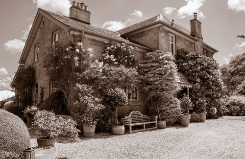 Broadway House | Lux Cotswold Old Rectory & superb gardens, pool, tennis, for holidays & weddings