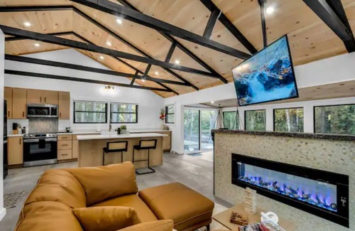 South Casco House | LUX Designer Private Waterfront Crooked River SEBAGO