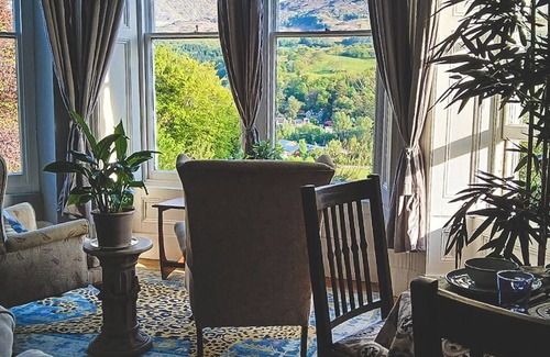 Dolgellau Bed & Breakfast | Lux double&lounge area/en suite.fab hosts/stylish interiors.incredible views