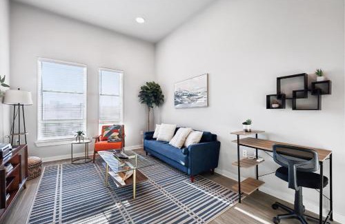 Fort Worth Apartment | Lux Downtown Fort Worth Retreat, Resort Style Pool, Gym and Parking