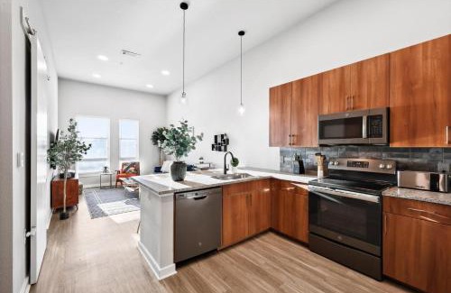 Fort Worth Apartment | Lux Downtown Fort Worth Retreat, Resort Style Pool, Gym and Parking