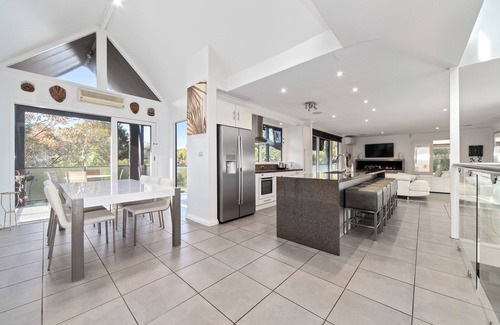 Mount Eliza House | Lux Escape on the Peninsula - Pool, Spa & Nature