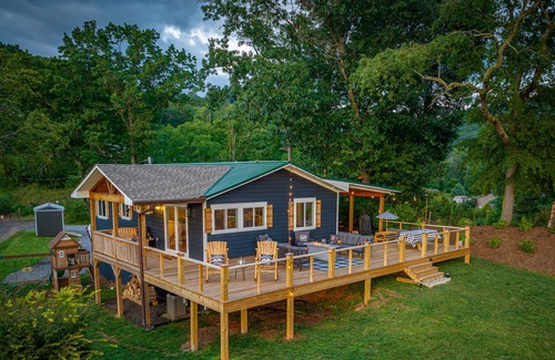Clyde House | Lux Family Friendly Mount. Home Close to Asheville and, WVL, Skiing! Large Yard
