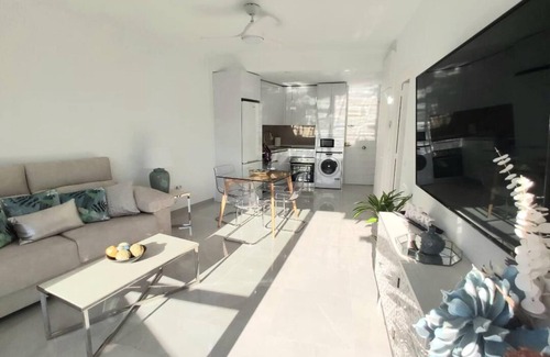 Benalmadena Costa Apartment | LUX. Frontbeach, 5 POOLS. Terrace, TV 65'-2 B.C. 4 ppl. WIFI. Netflix.
