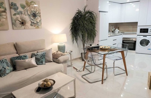 Benalmadena Costa Apartment | LUX. Frontbeach, 5 POOLS. Terrace, TV 65'-2 B.C. 4 ppl. WIFI. Netflix.
