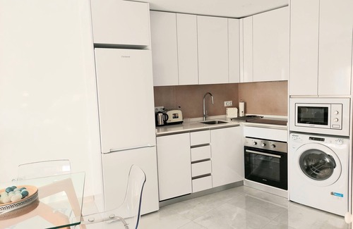 Benalmadena Costa Apartment | LUX. Frontbeach, 5 POOLS. Terrace, TV 65'-2 B.C. 4 ppl. WIFI. Netflix.