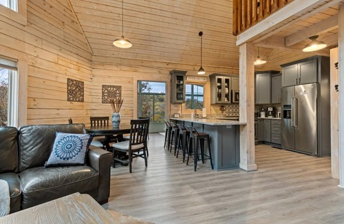 Smithville Cabin | Lux Getaway by Center Hill Lake - Hot Tub - 3BD/3BA + Bunk Room