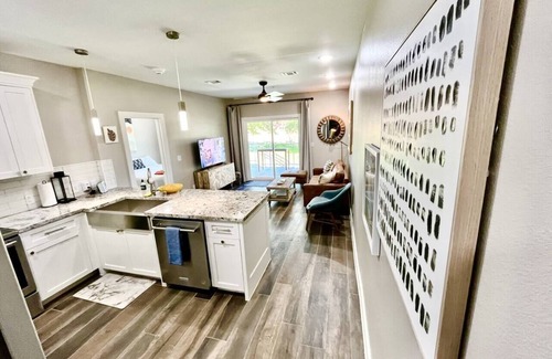Gruene Condo | LUX Gruene Condo | Walk to Gruene Hall! | On River!