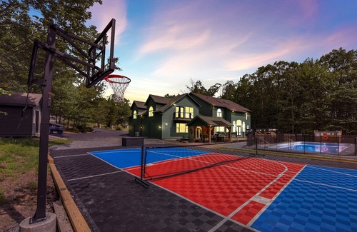 Canadensis House | LUX Heated Pool, Pickleball, Arcade, Hot Tub, Sauna