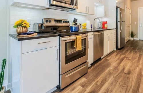 Fairfax Apartment | Lux Highrise in Fairfax GMU Blissful Home