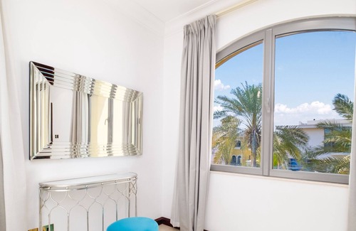 Palm Jumeirah Villa | LUX Holiday Home - Frond E 1
