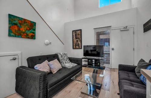 Wilshire Apartment | Lux Hollywood Loft 1BR with Balcony & Private Parking 10 Min to Downtown LA