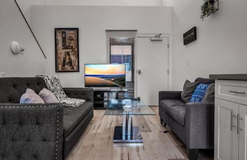 Wilshire Apartment | Lux Hollywood Loft 1BR with Balcony & Private Parking 10 Min to Downtown LA