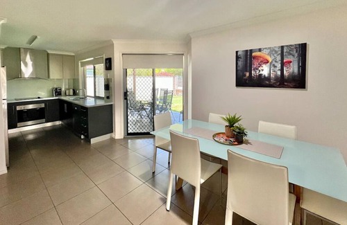Bundaberg South House | Lux in Bundy! - Wifi, A/C, Netflix/Disney+. You home away from home!