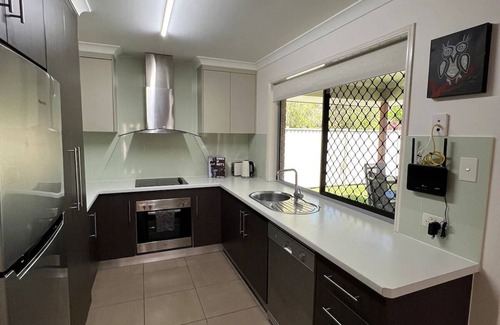 Bundaberg South House | Lux in Bundy! - Wifi, A/C, Netflix/Disney+. You home away from home!