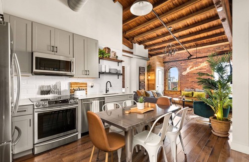 Nashville Condo | Lux Industrial Loft Penthouse ~ Top floor ~ 1865 Club/Bar Onsite ~ Sky Lounge ~ 2 Mi to Broadway