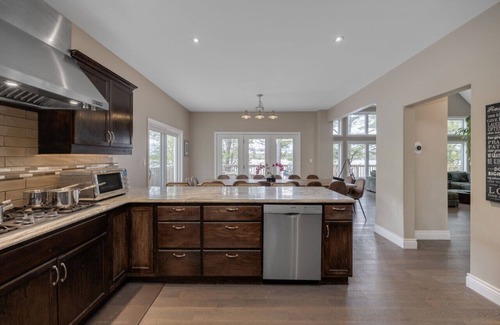 Buckhorn Cottage | LUX Lakefront: Sleeps18+Pickleball+HotTub+Sauna+Gym+Arcade+Basketball+Volleyball