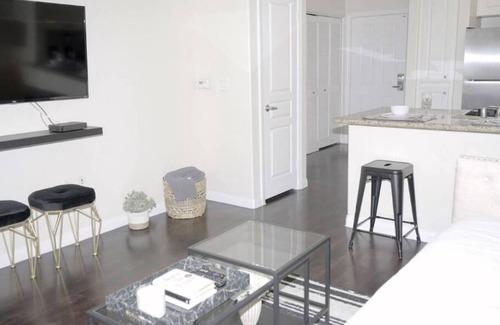 Waterfront Apartment | Lux LBC-Downtown! Cozy! Walk to major attractions!