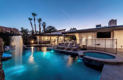 Canyon Gate House | LUX Modern Villa,City Center, Pool,Spa,Game Rm,Basketball,Pickle ball,Pool house