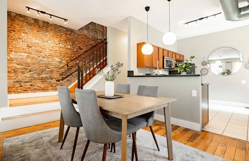 Pendleton Apartment | Lux Parkside Townhome | Free Parking | Walk to ALL