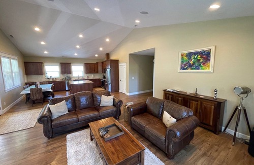 Carver House | Lux Parkview Suite W/KING BED & winter rates