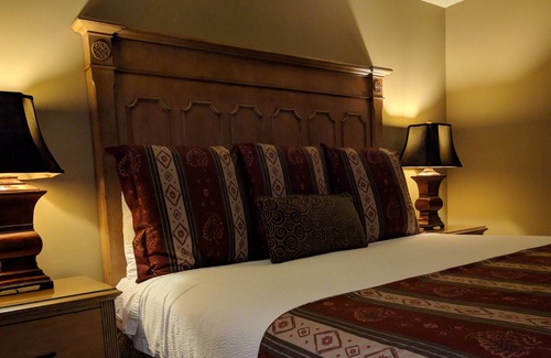 Pigeon Forge Condo | Lux Penthouse Condo, Lazy River, Pool, Dollywood Fireworks From Balcony On Sale!