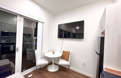 Wilshire Center Apartment | Lux Penthouse Studio Hollywood Sign View