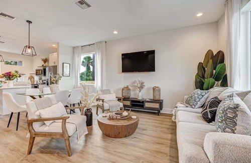 Lincolnville House | LUX Riberia – 311 | 12-min walk to Historic DTN