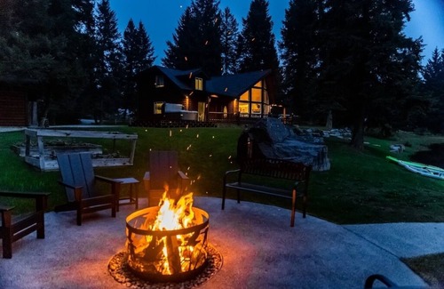 Olney Cabin | Lux Riverfront cabin w/Hot Tub & Sauna