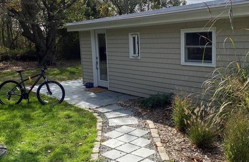 Bonnet Shores Cottage | Lux Romantic Waterfront Cottage - Bonnet Shores, Narragansett RI