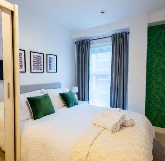 Nine Elms House | Lux Room to London Eye