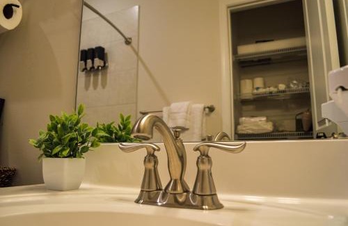 Brooklyn Park House | Lux Townhome Free Parking 12 min to BWI