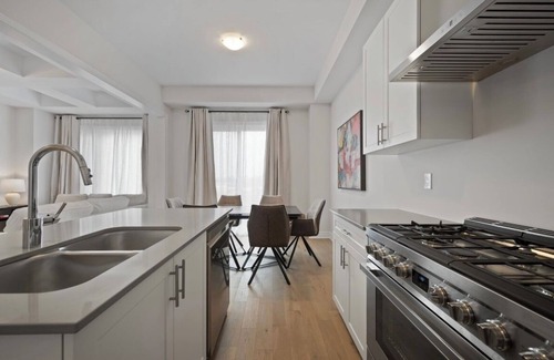 Oakville House | Lux Townhouse Family friendly in Upper Oakville