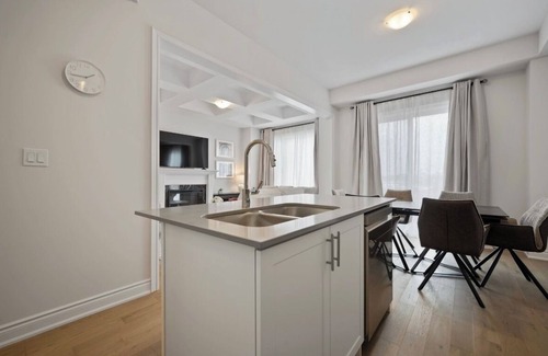 Oakville House | Lux Townhouse Family friendly in Upper Oakville