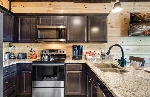 Sevierville Cabin | *Lux Treehouse Cabin* Hot Tub|Arcade|Pet Friendly