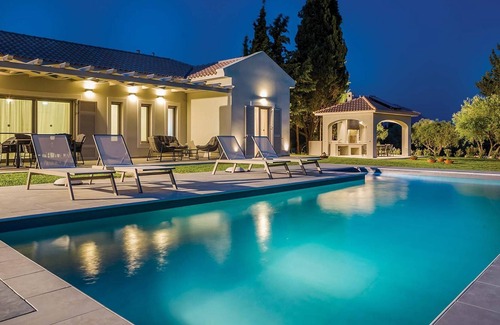 Klismata Villa | Lux villa walking distance to shops & restaurants