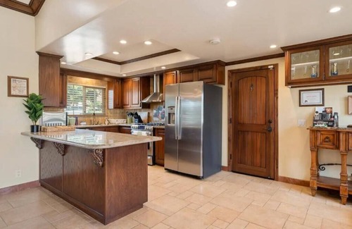 San Bernardino County House | Lux Vineyard Retreat in 20,000 sqft lot near ONT
