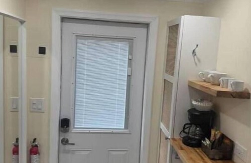Westgate Apartment | LUX Waterfall Shower, Bidet & Full Kt, Small Apt.