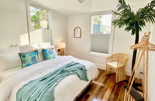 George Town Bed & Breakfast | Lux. Waterfront Cottage, Amazing Water Views/Fire Pit/Central/5km-MTB & Beach
