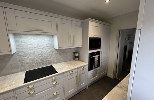 Ayr Apartment | LUXAYR entire home 5 bedrooms nr beach, golf and town
