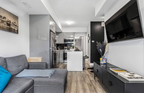 Niagara Falls Apartment | Luxe 1BR Condo Suite| 4 Mins to the Falls/Casino