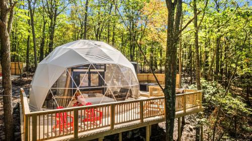 Capon Bridge House | Luxe 2 Bed Dome w Hot Tub Deck Fire Pit & Bath